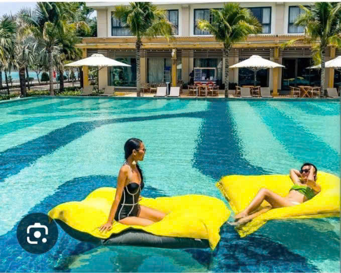 Ghế lười thư giãn giải trí làm phao nằm trên mặt hồ bơi chống nước.